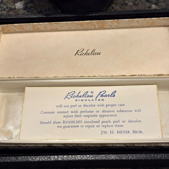 VTG Richelieu Pearl Necklace with Gold Accents - Picture 4 of 4